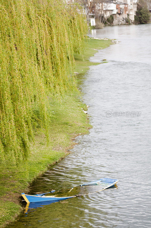 沉船，Sil河河岸，'O Barco de Valdeorras'。